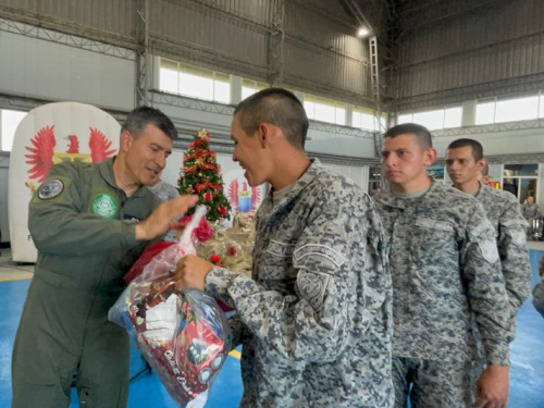 Jóvenes soldados en Vichada reciben con alegría y felicidad la navidad
