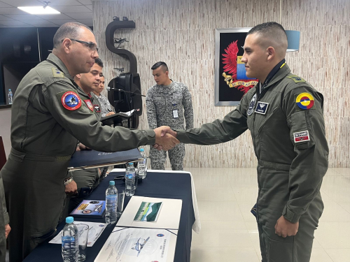 Futuros pilotos militares finalizan curso de vuelo primario en la Escuela Internacional de Ala Fija 