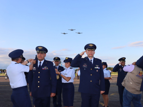 Oficiales de su Fuerza Aérea que protegen el suroriente colombiano fueron ascendidos en ceremonia militar