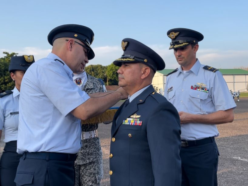Con solemene ceremonia Oficiales de su Fuerza Aérea ascienden a su grado inmediatamente superior