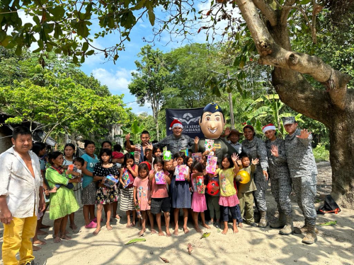 La Navidad llegó a la comunidad Embera Catio en Puerto Boyacá, de la mano de su Fuerza Aérea Colombiana