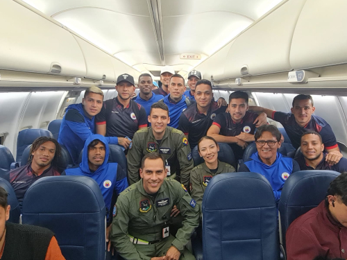 Regresan a Colombia integrantes del Deportivo Pasto, en vuelo humanitario de su Fuerza Aérea
