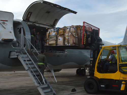 Más de 2 toneladas de mercados y juguetes fueron transportados hasta el Amazonas por su Fuerza 