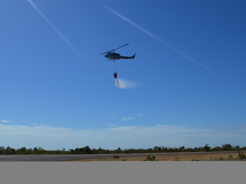 Con el fin de estar preparados para afrontar la temporada de incendios en el Vichada y de controlar desde el aire estos siniestros forestales, su Fuerza Aérea Colombiana (FAC) ahonda en los entrenamientos con el “Bambi Bucket” como herramienta esencial para sofocar las llamas.