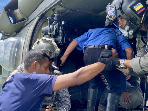 Ya son 88 los evacuados por la Fuerza Aérea, tras el derrumbe en Rosas, Cauca