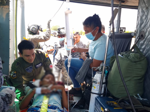 Niño indígena en delicado estado de salud, fue trasladado por su Fuerza Aérea Colombiana