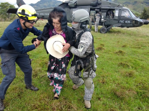 En helicóptero fueron trasladados adultos mayores atrapados por deslizamientos de tierra en Jardín, Antioquia