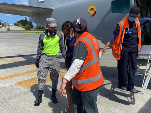 Mujer en estado de gestación con complicaciones, fue trasladada de Providencia a San Andrés por su Fuerza Aérea Colombiana