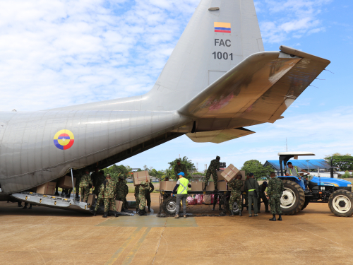 729 cajas con kits escolares llegaron al Vaupés en aeronave de su Fuerza Aérea Colombiana