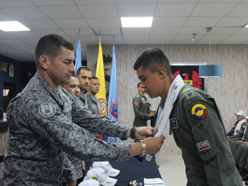 Bendición e imposición de bufandas marca el inicio de la fase de vuelo de cadetes de su Fuerza Aérea Colombiana