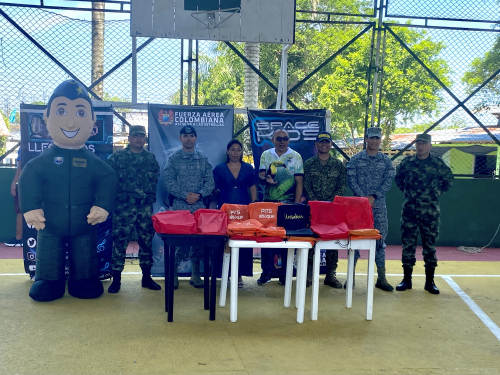 Entrega de kits escolares a comunidades caqueteñas fue liderada por su Fuerza Aérea Colombiana