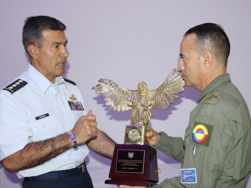 Premio a la seguridad operacional, fue otorgado al Comando Aéreo de Combate No.4