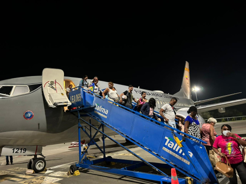 En misión humanitaria Fuerza Aérea moviliza a más de 260 personas desde el Caribe colombiano