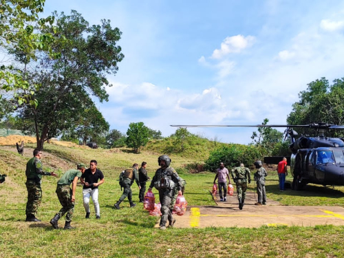 1.3 toneladas de ayuda humanitaria para población del Bajo Cauca, fue transportada en un helicóptero de la Fuerza Aérea