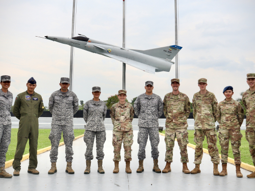 Cadetes de la Fuerza Aérea de los Estados Unidos conocen la Escuela Militar de Aviación