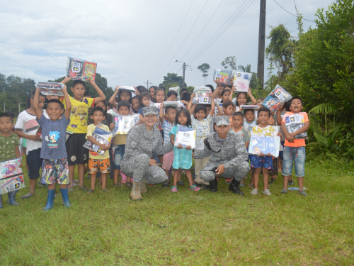 Entrega de kits escolares al barrio San Miguel de Leticia fue liderada por el Grupo Aéreo del Amazonas- GAAMA