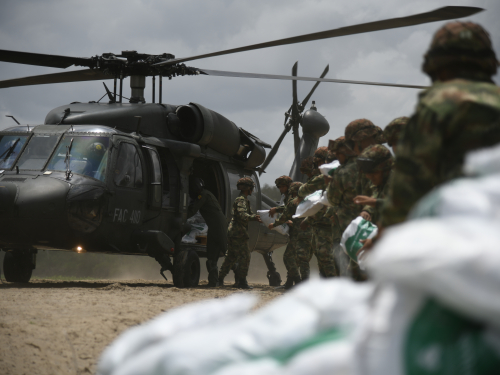 Fuerza Aérea transporta siete toneladas de carga humanitaria para damnificados de Murindó, Antioquia