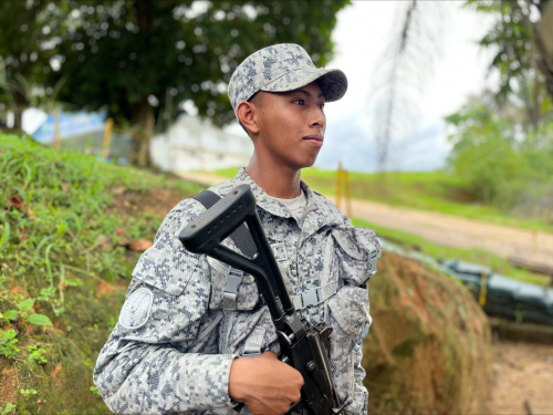 Soldado Wayúu comprometido con la seguridad de los colombianos