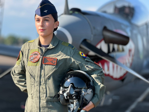 Joven mujer está cerca de cumplir su sueño de ser piloto militar