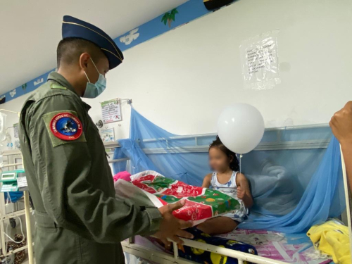 Día del niño es celebrado en los hospitales del centro del país por su Fuerza Aérea Colombiana
