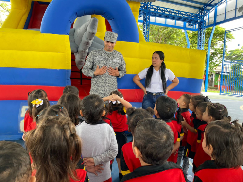 Niños del barrio la Reliquia en Villavicencio celebraron su día con la Fuerza Aérea