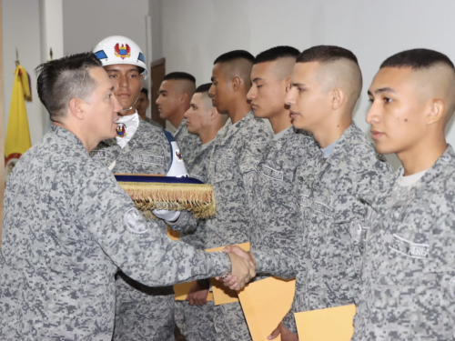 Jóvenes orgullosos de haber servido al país en su Fuerza Aérea