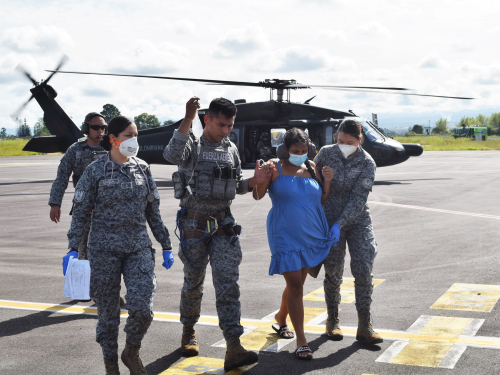Mujer con veinticuatro semanas de gestación es traslada por su Fuerza Aérea