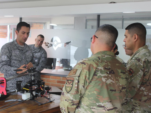 Comitiva de la Fuerza Aérea de Estados Unidos visitó la Escuela de Suboficiales 