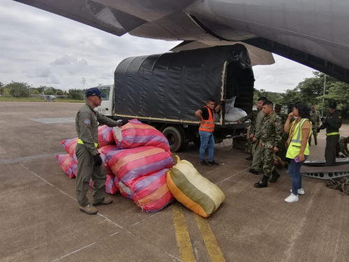 Un vuelo cargado de ayudas para Mitú, Vaupés