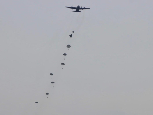 Un día en honor a los paracaidistas militares