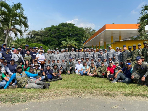 Su Fuerza Aérea Colombiana siembra vida en el sur de Cali