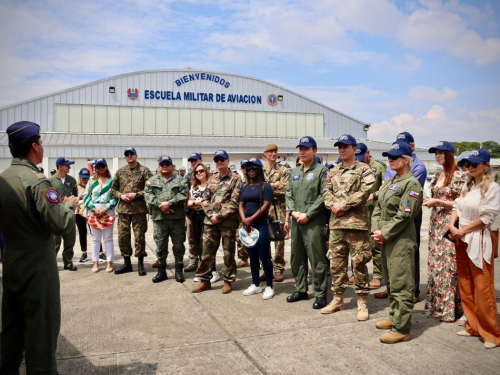 Agregados Aéreos y de Defensa conocen capacidades de su Fuerza Aérea Colombiana 