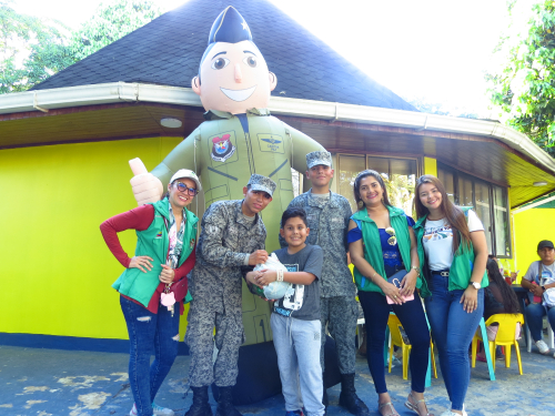 El Grupo Aéreo del Amazonas celebra el día del niño en Leticia 