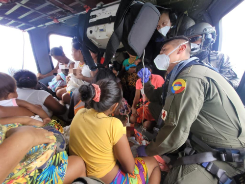 Bebés indígenas en delicado estado de salud son evacuados por su Fuerza Aérea desde Chocó hacia Antioquia