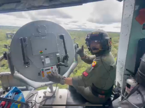 A baja altura y desde una aeronave de la Fuerza Aérea se insertan a la selva kits de supervivencia para menores desaparecidos