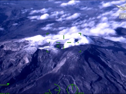 En una acción coordinada entre su Fuerza Aérea Colombiana y el Centro Nacional de Recuperación de Personal- CENRP, se mantienen constantes reconocimientos aéreos sobre el volcán Nevado del Ruiz, con el fin de atender la emergencia de manera oportuna.