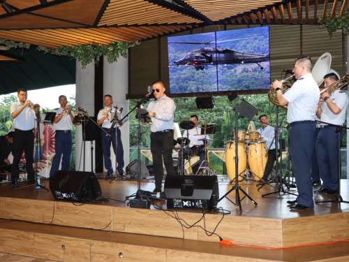 Villavicenses celebraron 75 años del CACOM 2 al ritmo de los músicos de la Fuerza Aérea