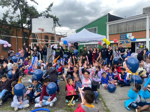 Niños de la localidad de Kennedy en Bogotá celebraron su día con la Fuerza Aérea