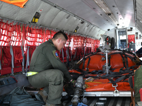 Helicóptero de la Fuerza Aérea Colombiana prolonga su operación en Providencia, gracias a sistema de abastecimiento móvil de combustible