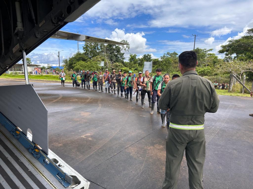 Indígenas de diferentes regiones llegan a Guaviare en aeronave de su Fuerza Aérea 