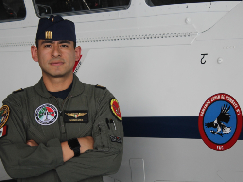 Piloto de la Fuerza Aérea Mexicana llega a ser instructor del equipo Texan T-6