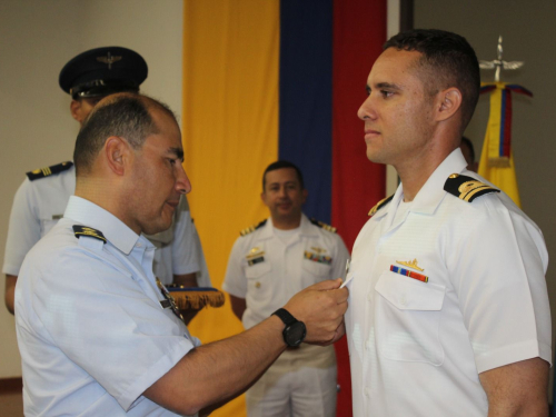 Oficiales de la Armada Nacional, culminan con éxito curso de Piloto de Ala Fija en su Fuerza Aérea Colombiana