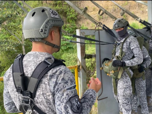 Militares de Colombia entrenan con su Fuerza Aérea para convertirse en Paracaidistas Militares