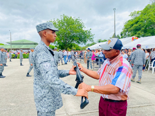 Jóvenes juran lealtad a la bandera nacional y reciben las armas para la defensa de la nación