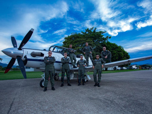 Con la premisa de insistir, persistir y nunca desistir, siete alféreces reciben las alas que los acredita como pilotos militares de su Fuerza Aérea Colombiana