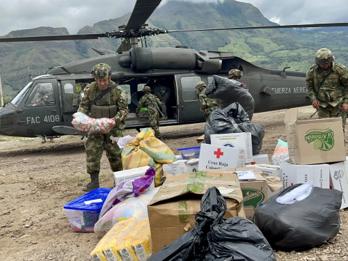 Ayudas humanitarias para los habitantes de Paya, Boyacá son transportadas por su Fuerza Aérea