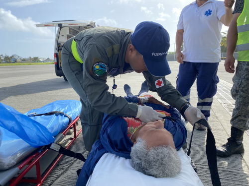 En misión de traslado aeromédico mujer mayor es trasladada a San Andrés, isla