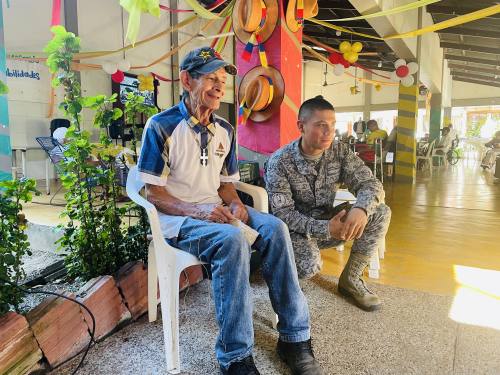 Los abuelitos del ancianato de Leticia recibieron con una gran sonrisa a miembros de su Fuerza Aérea Colombiana