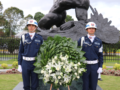 Sentido homenaje a los héroes de la nación y sus familias realizaron integrantes del CATAM