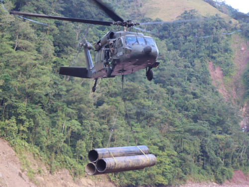 Material para arreglar el acueducto de Villavicencio es transportado por helicóptero de la Fuerza Aeroespacial Colombiana